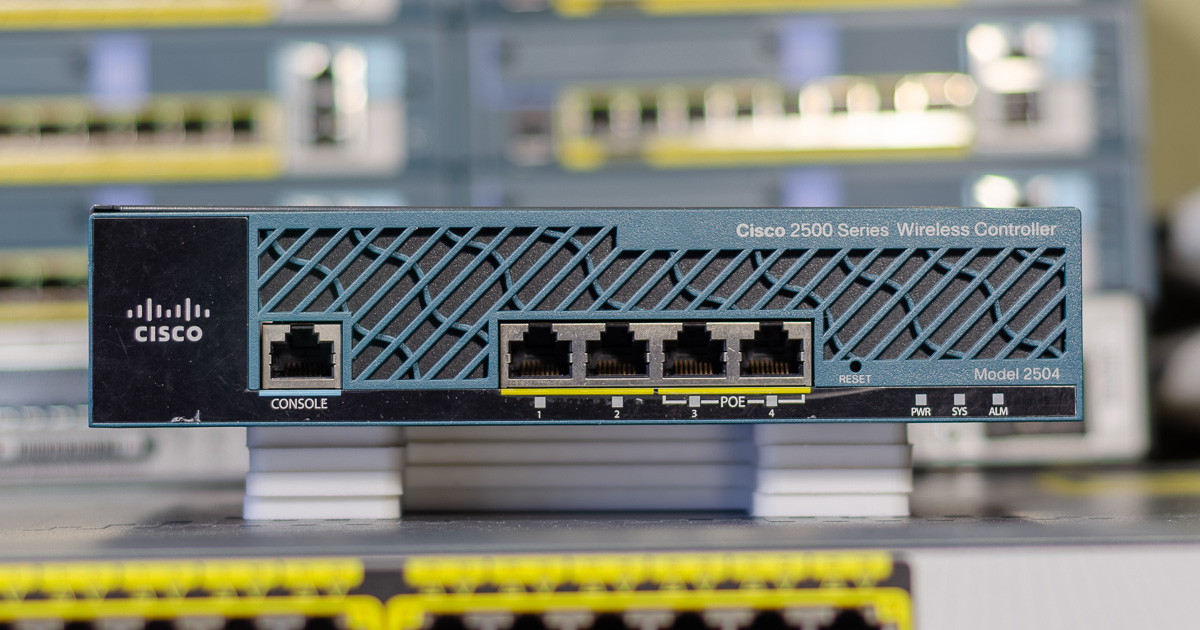 A photo of a physical Cisco CT2504 Wireless Controller, used as the header image for the setup and firmware upgrade guide A photo of a physical Cisco CT2504 Wireless Controller, used as the header image for the setup and firmware upgrade guide